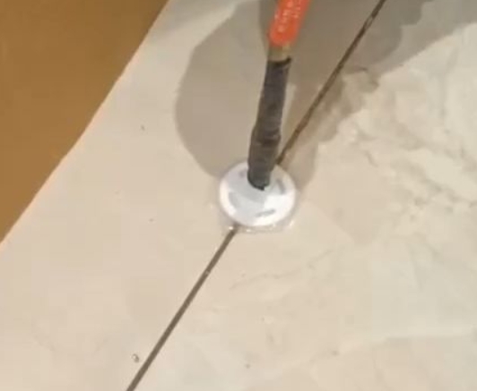 西藏瓷砖空鼓维修公司专业解答瓷砖在铺贴过程中，如果没有涂抹均匀到位的粘结材料（如水泥砂浆或瓷砖胶），可能会导致以下问题