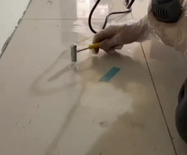 西藏瓷砖开裂维修公司专业分享瓷砖在铺贴前如果没有沥干水分，将会导致以下问题