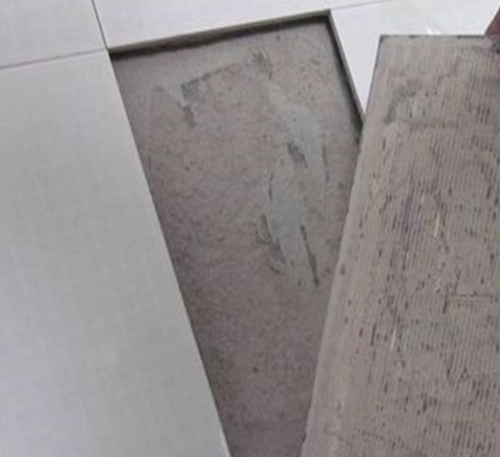 西藏瓷砖空鼓维修公司分享瓷砖铺贴时如果打浆（即涂抹在瓷砖背面和基层上的砂浆或瓷砖胶）过少，会带来以下问题